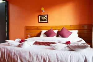 Una cama o camas en una habitación de Siddhartha Garden Ayurveda