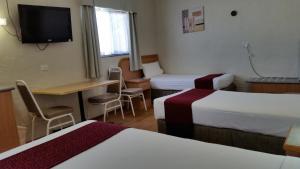 Rúm í herbergi á Espana Motel