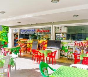 Restoran ili drugo mesto za obedovanje u objektu Beach Villas & Apartments Larimar