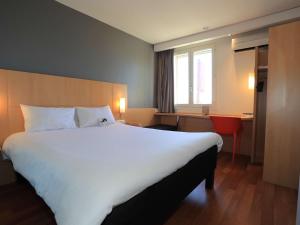 Postel nebo postele na pokoji v ubytování ibis Aurillac