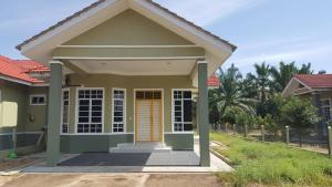 ein kleines Haus ist charakteristisch für dieses in der Unterkunft Teratak Anakanda in Kuala Berang
