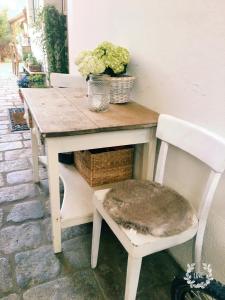 a table and two chairs with a plant on it at Gute Stube in Weiden am See +36 photos