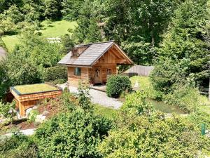 una cabaña de madera en medio de un jardín en Xeishittn SternenNest, en Hieflau