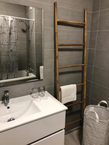een badkamer met een wastafel en een handdoekenladder bij Salty House - Casa Salgada in Foz do Arelho