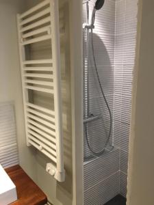 a bathroom with a shower in a closet at Villa Kalimera in Sérignan