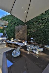 ein Tisch mit Schuhpaaren darüber in der Unterkunft Villa Degli Ulivi in Santa Maria del Cedro