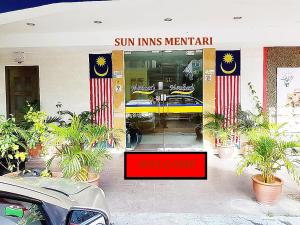 un devant de magasin avec une voiture à la fenêtre dans l'établissement Sun Inns Hotel Sunway Mentari, à Petaling Jaya