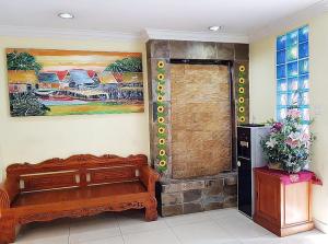 Habitación con banco de madera y ventana en Sun Inns Hotel Sunway Mentari, en Petaling Jaya