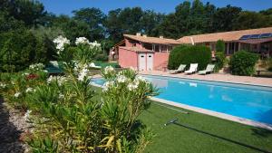 a house with a swimming pool in a yard at Mano&Nino in Nyons