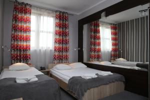 Posteľ alebo postele v izbe v ubytovaní Hotel Sunny + 19 fotografií