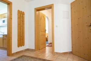 un pasillo con puertas de madera en una habitación en Pension Peter, en Neustift im Stubaital