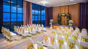 un set para una boda en una habitación con mesas y sillas en Sandalay Resort, en Pattaya central 158 fotos más