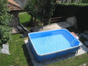 Vista sulla piscina di Giardino del Convento o su una piscina nei dintorni