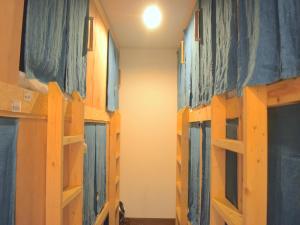 เตียงสองชั้นในห้องที่ Hiroshima Hostel EN