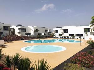 a swimming pool in the middle of a resort at Apartamento alto stading en urbanización de lujo in Villaverde