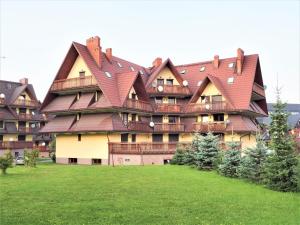 un gran edificio con techo rojo en Apartament Widokowy Maki, en Zakopane