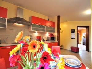 una cocina con una mesa con flores. en Apartament Widokowy Maki, en Zakopane