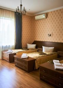 um quarto de hotel com duas camas e uma janela em Hermes Resort Hotel Rest and Treatment em Truskavets