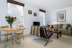 a living room with a couch and a table at Quiet 1 Bed Apartment Pimlico in London