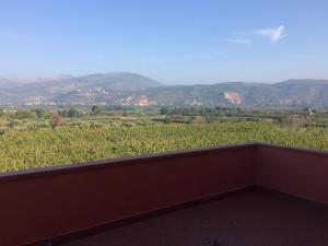 einen Balkon mit Blick auf ein Feld und die Berge in der Unterkunft Il vigneto in Sessa Aurunca