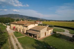 an aerial view of a house in a vineyard at Hotel Le Capanne in Arezzo
