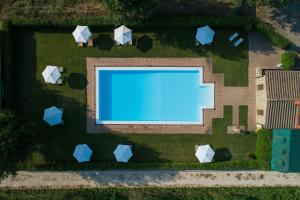 una vista aérea de una piscina en un patio en Hotel Le Capanne en Arezzo