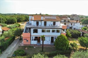 une vue aérienne sur une maison dans l'établissement Apartments Villa Adamović, à Umag