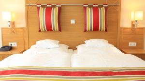 duas camas num quarto de hotel com duas almofadas em Landidyll Hotel Restaurant Birkenhof em Klosterkumbd