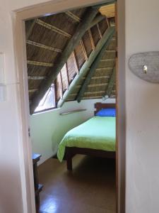 ein Schlafzimmer mit einem Bett auf einem Dachboden in der Unterkunft Koensrust Sea Farm in Vermaaklikheid