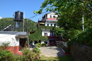Siddhartha Garden Ayurveda في بوخارا: منزل على جانب تلة