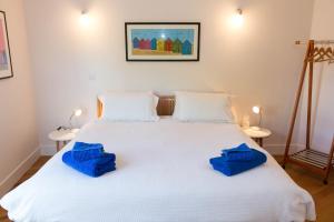 オールドバラにあるRobin's Eggのベッドルーム1室(白いベッド1台、青い枕付)