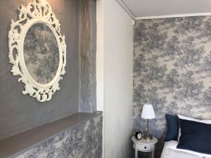 特罗尔海坦Spirans Rum och Logi的卧室配有一面镜子和一张床