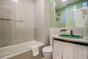 a bathroom with a toilet and a shower and a sink at Apartamentos Boutique Vida in Seville