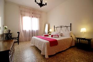 A bed or beds in a room at Las Hazas Jarandilla de la Vera