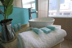 - Baño con lavabo y toalla en Boutique Apartment Downtown 707 two bedrooms, en Ciudad de México