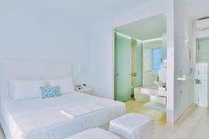 Posteľ alebo postele v izbe v ubytovaní Schinoza Luxury Suites