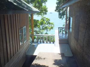 un balcón de una casa con vistas al océano en Queen Resort Koh Tao, en Ko Tao