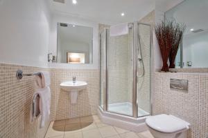 a bathroom with a shower and a toilet and a sink at Fantastic 2 bed apartment, Jago Court, Newbury in Newbury