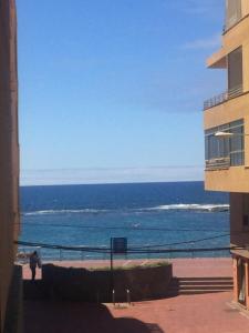 ラスパルマス・デ・グランカナリアにあるSweet Apartment Las Canterasの建物から海の景色を望めます。