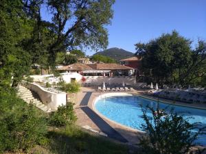 ein Swimmingpool mit Liegestühlen und ein Resort in der Unterkunft Les Restanques, Bastides 3105, vue Golfe Saint Tropez in Grimaud + 31 Fotos