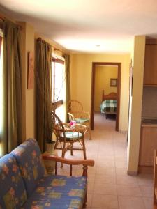 AguloにあるHistórica Casa de la Ojeのリビングルーム(ソファ、椅子付)、ベッドルーム1室が備わります。