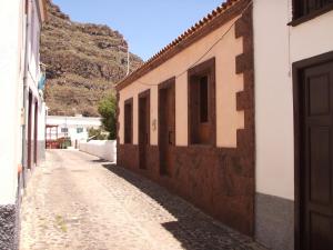 an alley in a town with a mountain in the background at Histórica Casa de la Oje in Agulo