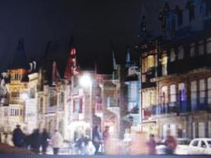 een uitzicht op een stad 's nachts met een straatlicht bij Le Moulin des Roses in Neslette