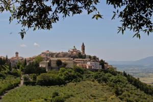 una casa in cima a una collina di Palazzo Neri a Trevi