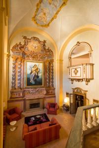 ein Wohnzimmer mit einem Kamin und einem Wandgemälde in der Unterkunft Palazzo Neri in Trevi