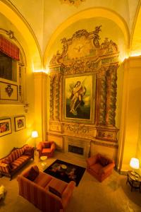 トレヴィにあるPalazzo Neriのソファ付きのリビングルーム、壁画