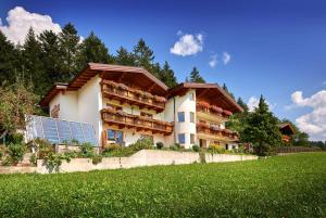 ein großes Haus mit einer Sonnenkollektoren davor in der Unterkunft Haus Panoramablick in Abtenau