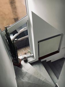 una escalera con una ventana y un coche fuera en Bruno Apartment, en Cluj-Napoca
