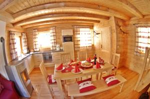 Kuchnia lub aneks kuchenny w obiekcie Almchalet Alpenflora