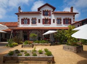 een huis met een binnenplaats ervoor bij Hotel Balea in Guéthary